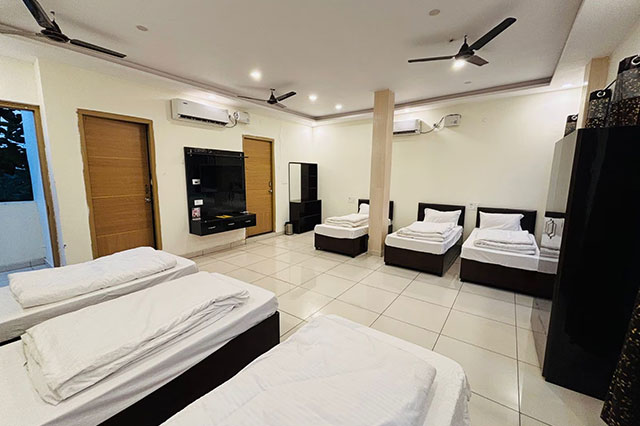 Family Room Garden Jungle View with Balcony